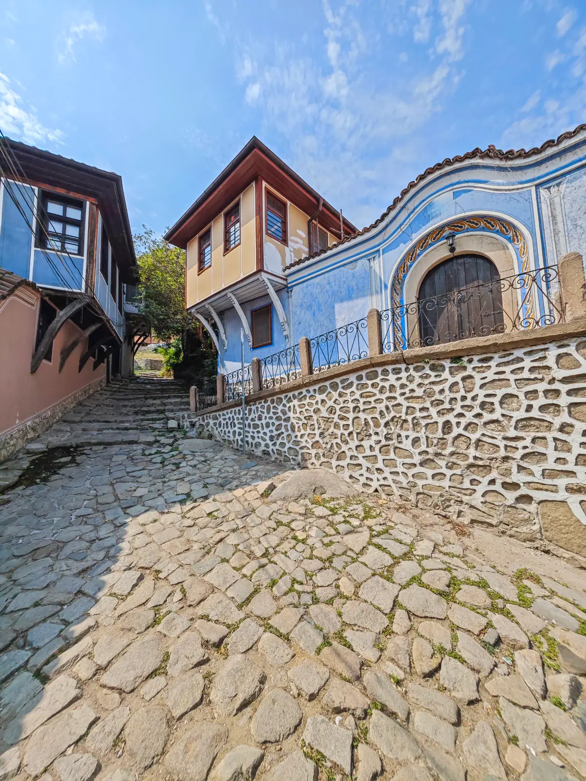 Калдъръмена улица с възрожденски къщи в Стария град на Пловдив